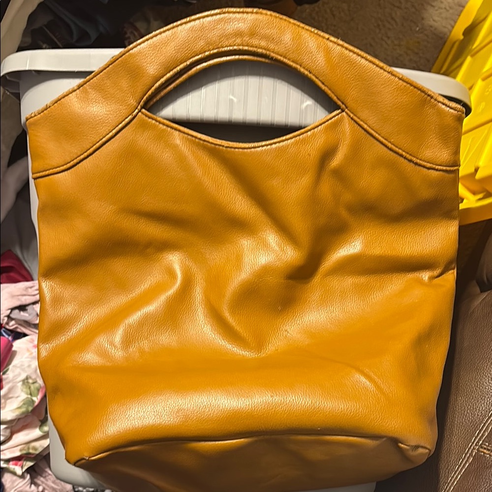 Sophisticated Tan Leather Tote with Slouchy Design
